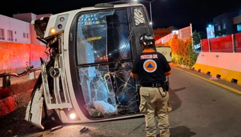 Doce trabajadores lesionados tras volcadura de vehículo que los transportaba