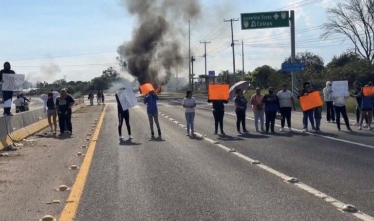 Protesta por muerte de Adán termina con bloqueo e incendios en carretera