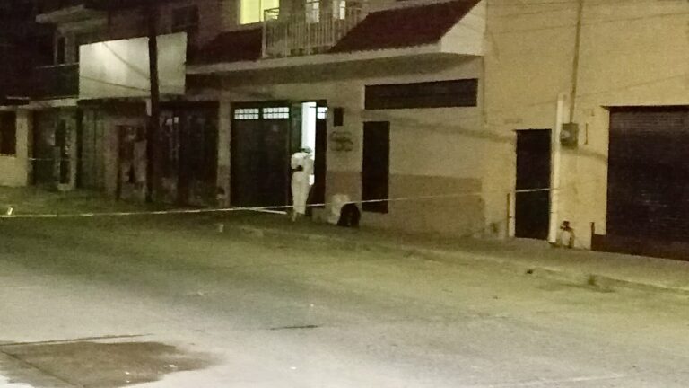 Asesinan a un hombre en la puerta de su casa