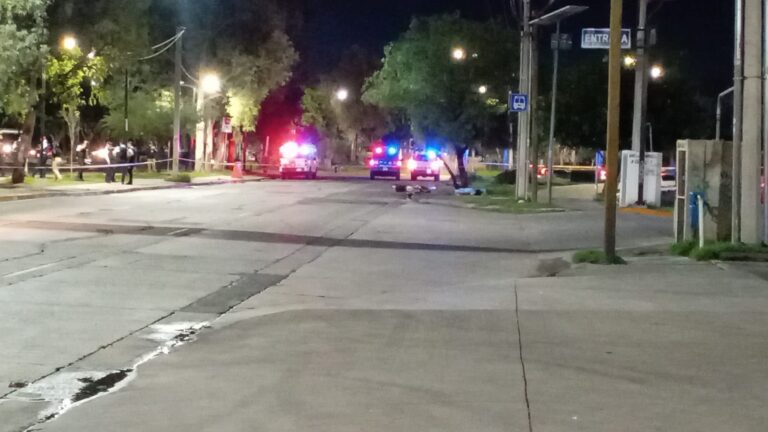Motociclista muere y otro resulta gravemente herido tras choque contra un árbol en León