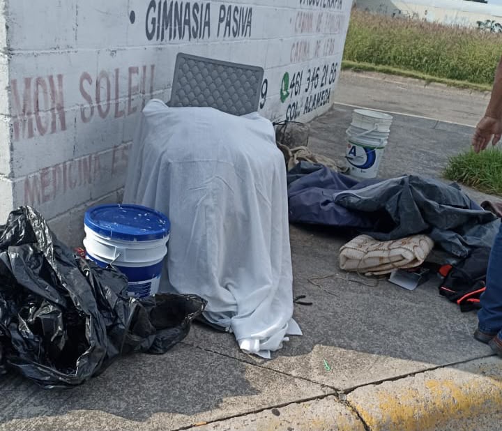 Localizan hombre en situación de calle sin vida a un costado del Hospital General de Celaya