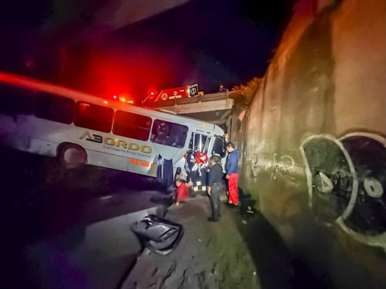 Camión de personal cae a un arroyo; hay un fallecido y 10 lesionados