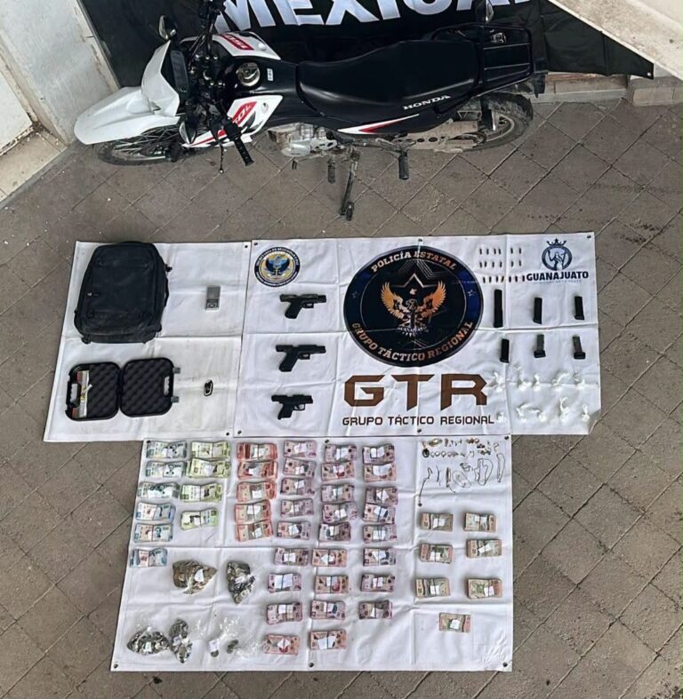 Persecución en León deja aseguramiento de armas, droga y más de 463 mil pesos en efectivo