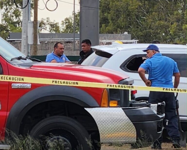 Menor muere y tres familiares resultan gravemente lesionados tras chocar su camioneta