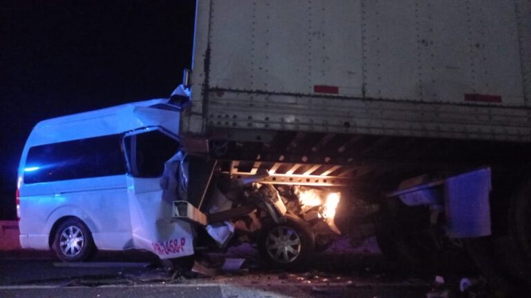 Choque entre camioneta de transporte de personal y tráiler deja un lesionado en la carretera Irapuato–Salamanca