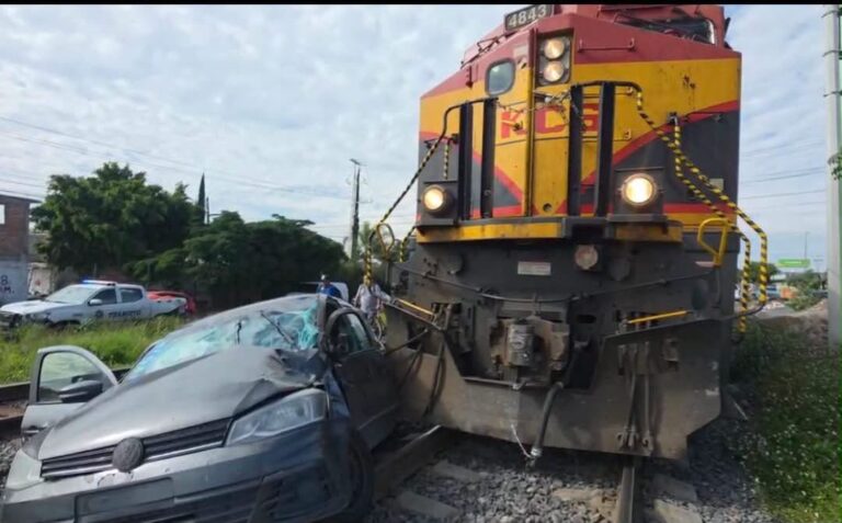 Tren destruye automóvil en Celaya