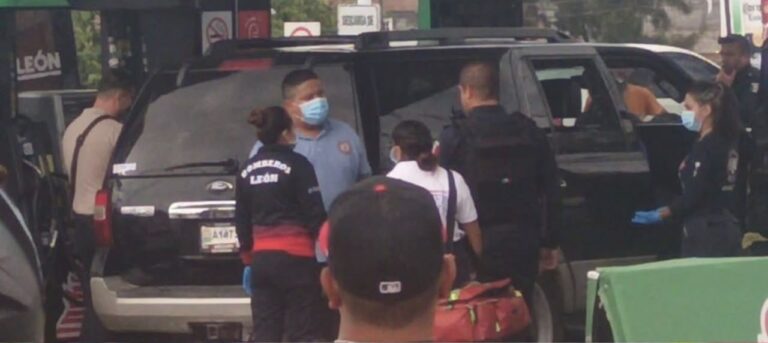 Atacan a balazos a 3 personas en una gasolinera; fallecen dos y uno queda lesionado
