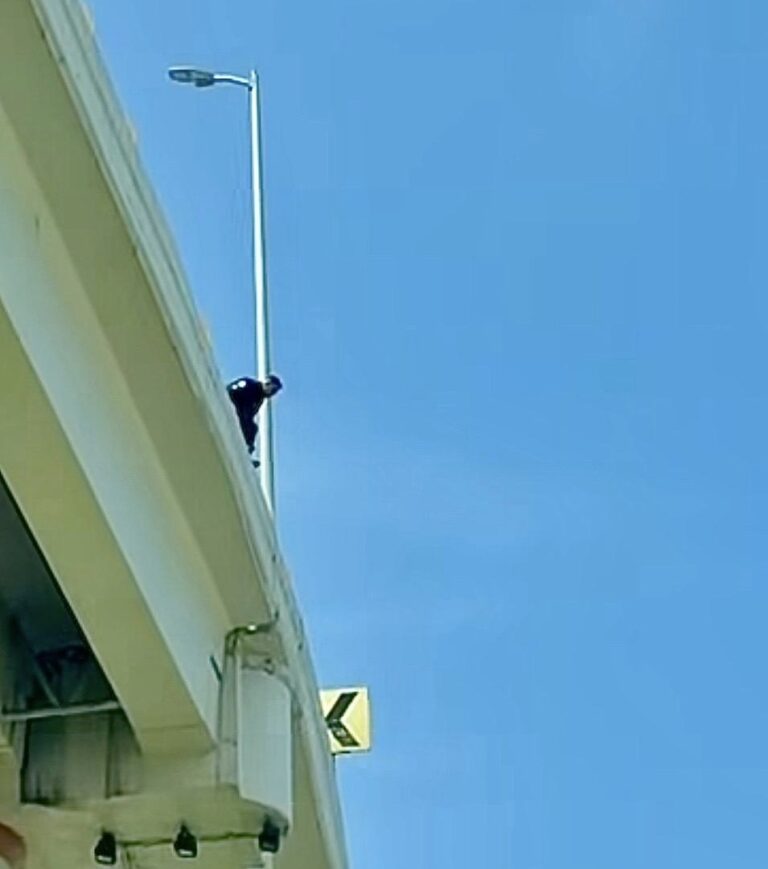 Muere policía vial tras lanzarse de un puente en León