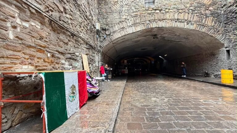 Tormenta inunda calle subterránea en Guanajuato capital y cancelan Fan Fest