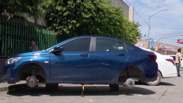 Le roban las llantas afuera del IMSS en León
