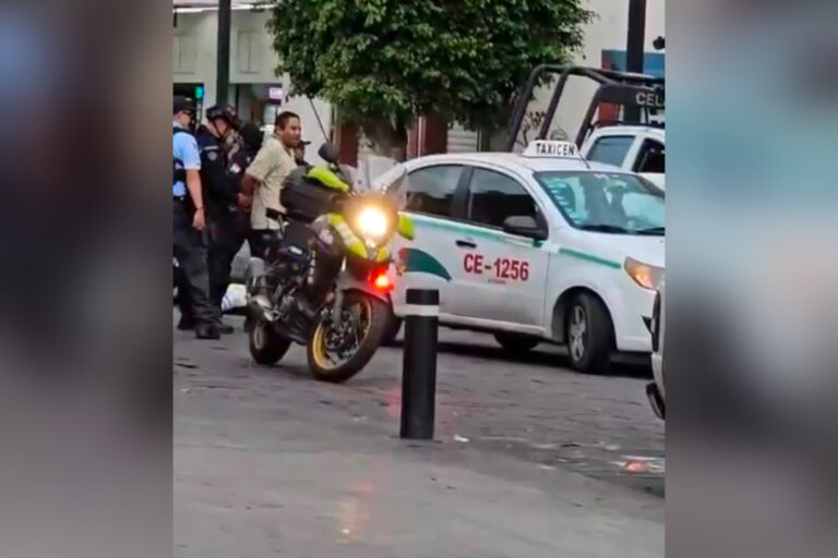 Taxista atropella a elemento de la policía vial de Celaya frente al Mercado Morelos