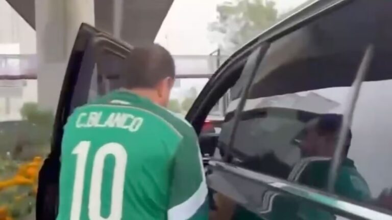 Activistas reclaman nexos con el narco y abusos sexuales a Cuauhtémoc Blanco cuando se dirigía al México-Inglaterra