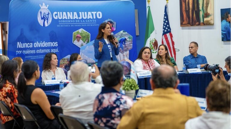 Realiza Libia Dennise gira de atención a personas migrantes en Chicago