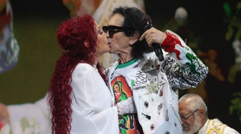 Alex y Chela Lora renuevan sus votos matrimoniales en ¡pleno escenario!
