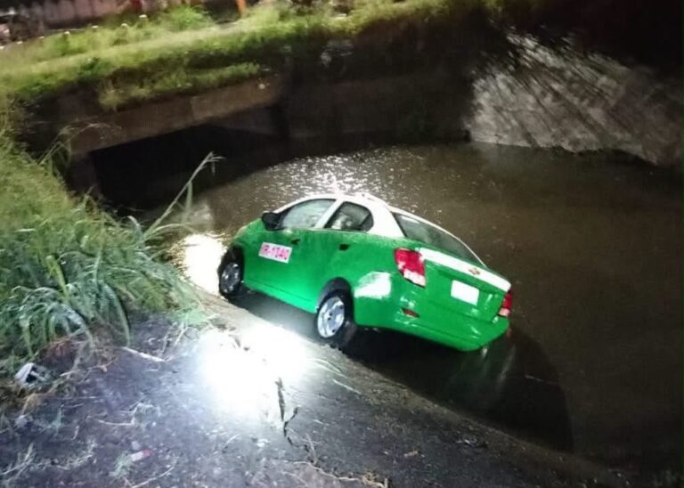 Taxi cae a canal entre Floresta y Rinconada de los Fresnos en Irapuato
