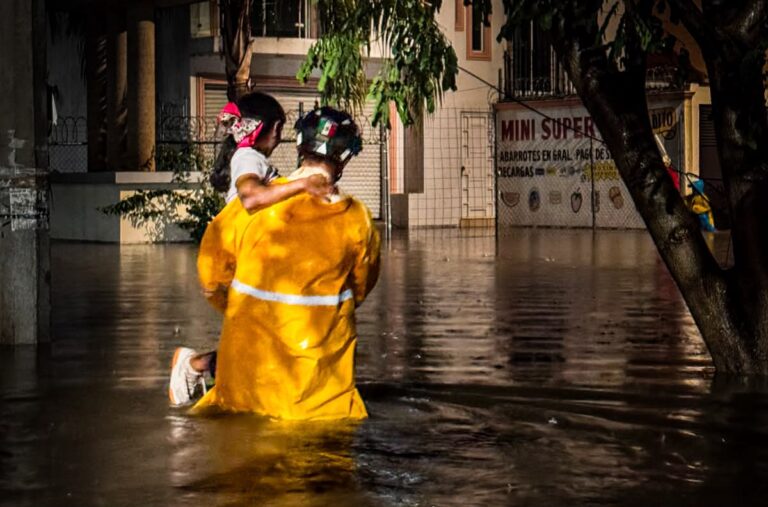 Alcaldesa Lorena Alfaro reconoce a rescatistas tras salvar a familia atrapada por inundación