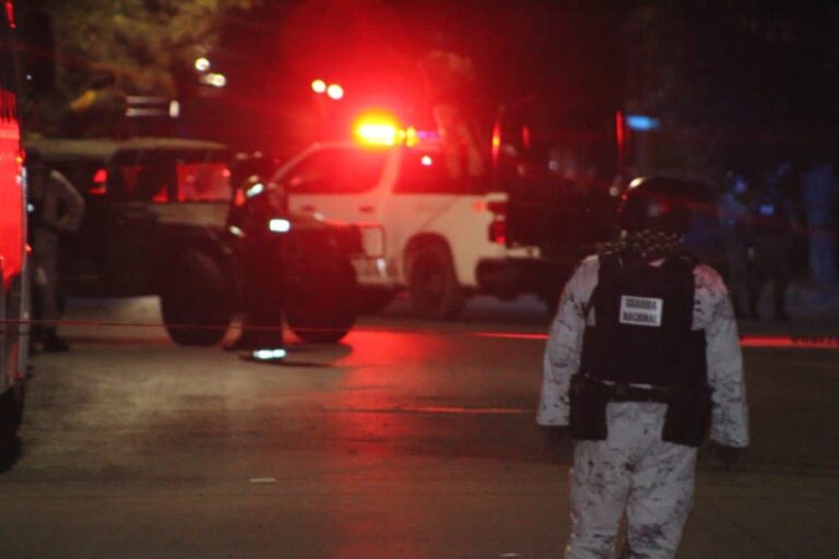 Abandonan restos de dos personas afuera de Aurrerá en Valle De Santiago