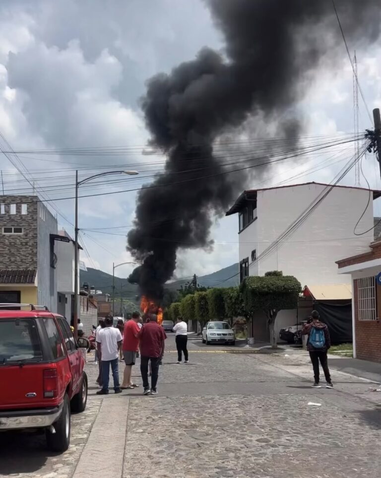 Incendio de camioneta de gas LP en Los Encinos, Moroleón, obliga a desalojar viviendas y cerrar carretera