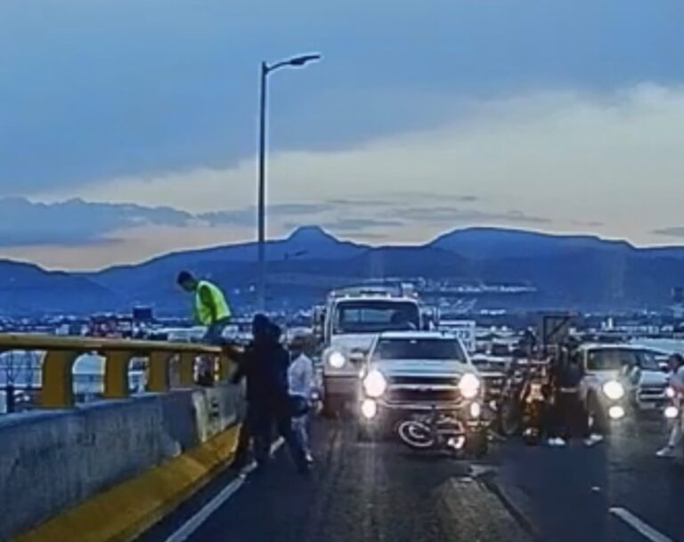 Motociclistas y automovilistas evitan que un hombre se lance del distribuidor Juan Pablo II