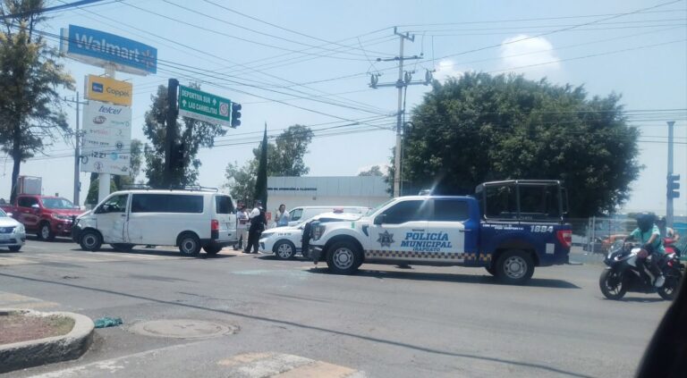 Patrulla municipal choca contra dos camionetas en bulevar San Roque, Irapuato
