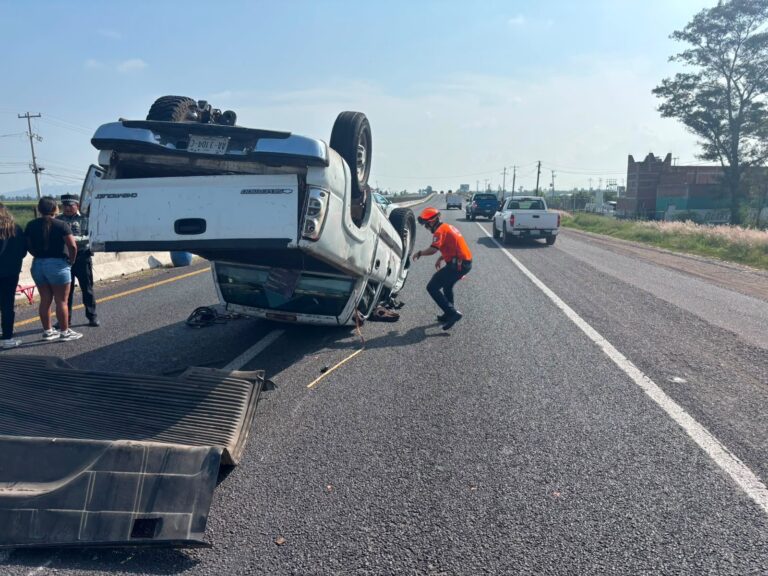 Dos lesionados tras volcadura de camioneta en la Irapuato-Abasolo