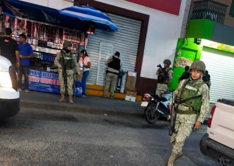 Mujer es asesinada a balazos en establecimiento de pizzas en Valle de Santiago