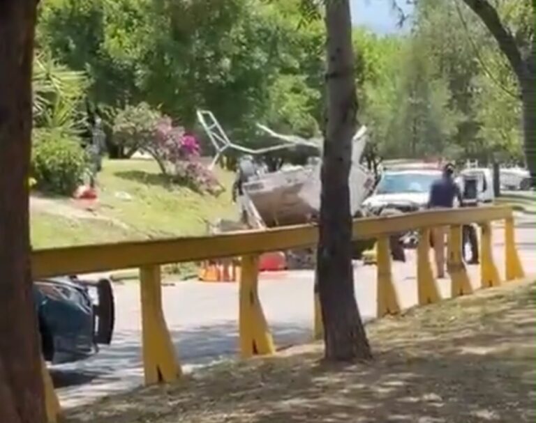 Trabajador pierde la vida y dos más resultan con lesiones tras volcar en su camioneta
