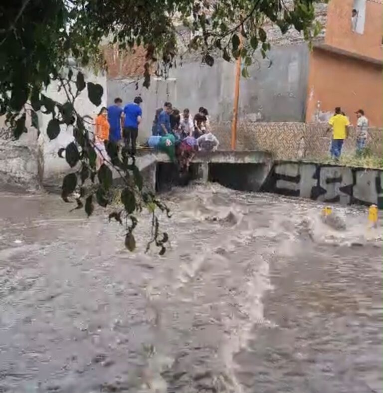 Ciudadanos rescatan a hombre que era arrastrado junto a su moto por la corriente de un arroyo