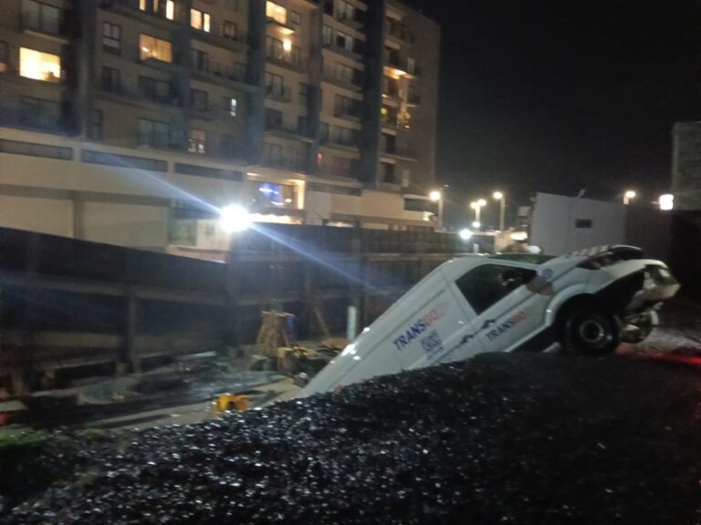Lluvia deja autos atrapados en lodo en agencia Volkswagen de Irapuato