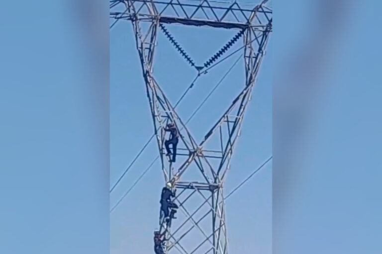 Se movilizan cuerpos de emergencia luego que hombre subiera a torre de CFE