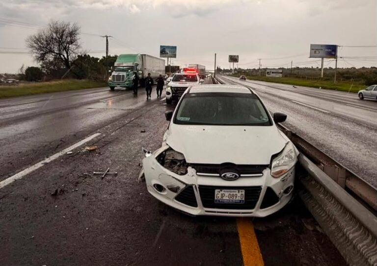 Accidente entre dos vehículos deja dos lesionados en la Silao-Irapuato