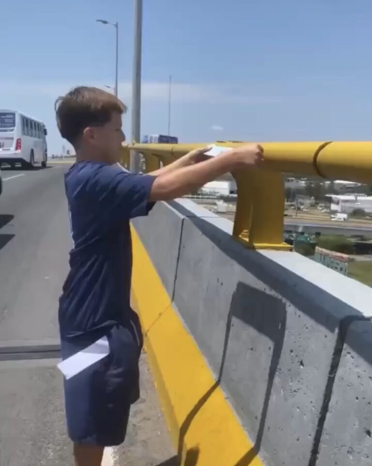 Niño leonés coloca mensajes de esperanza en el Distribuidor Vial Juan Pablo II