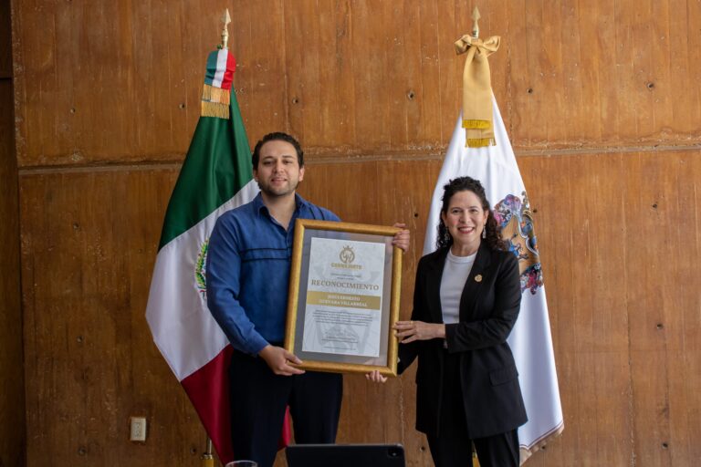 Jesús Ernesto Guevara Villarreal recibe el XXV Premio Nacional de Cuento Efrén Hernández