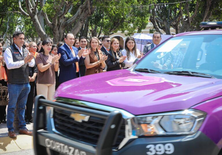 Entrega Alcalde vehículos a corporaciones de emergencia