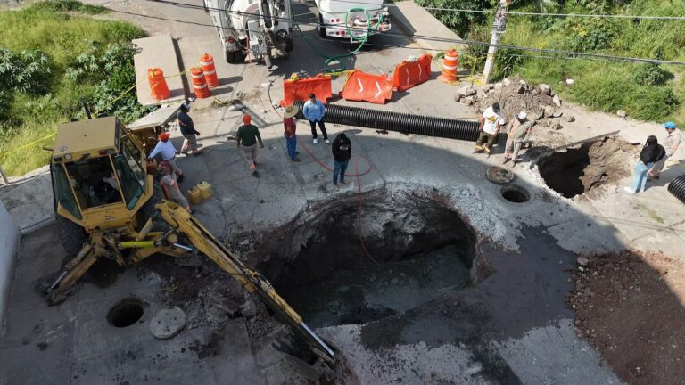Atiende JUMAPAC de manera inmediata reporte ciudadano por socavón en la calle Pípila; inician trabajos de reparación