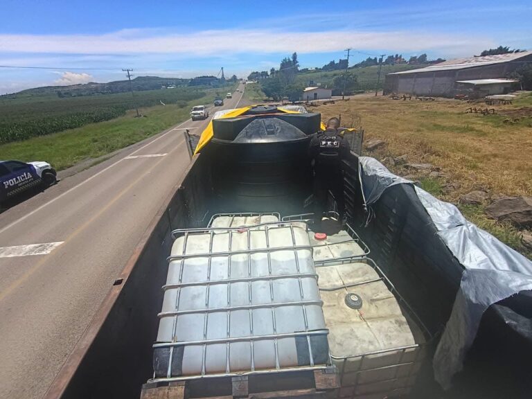 Aseguran 10 mil litros de hidrocarburo en camión abandonado sobre la carretera La Piedad-Manuel Doblado