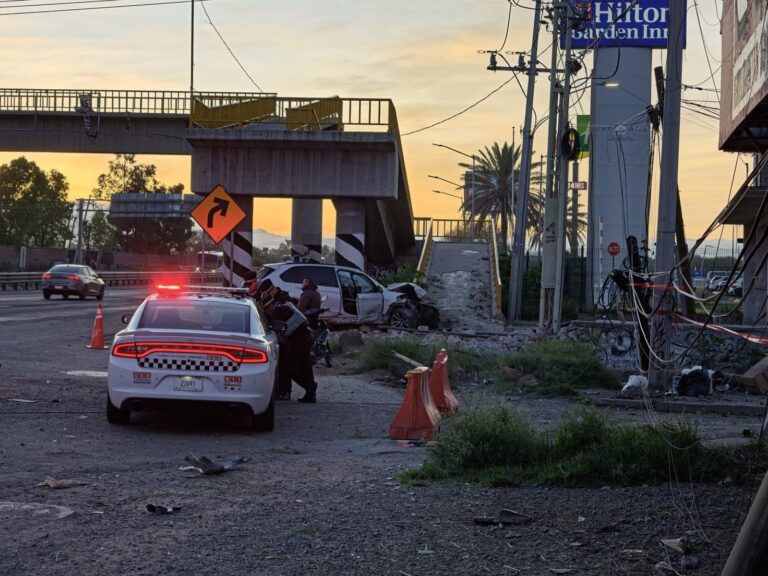 Camioneta derriba postes y barda tras salirse de la carretera Silao-Irapuato; ocupantes ilesos