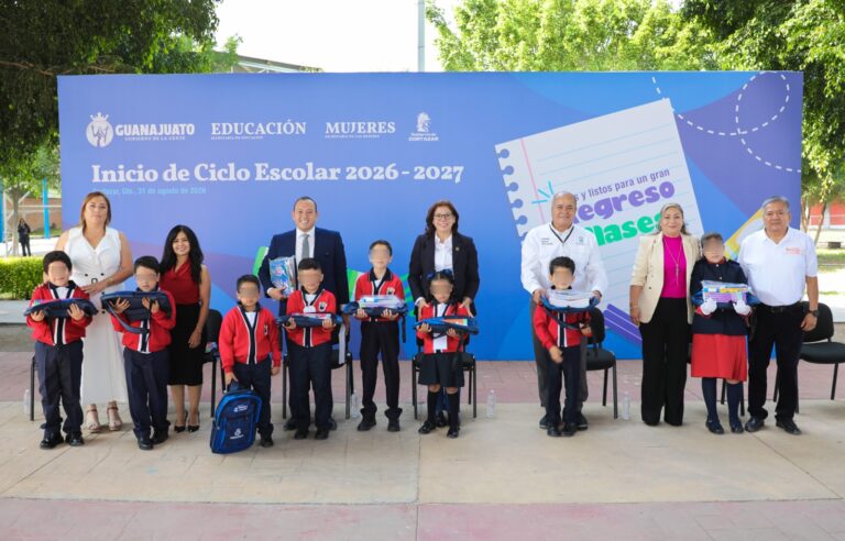Encabeza Mauricio Estefanía arranque del ciclo escolar en la escuela Padre Hidalgo