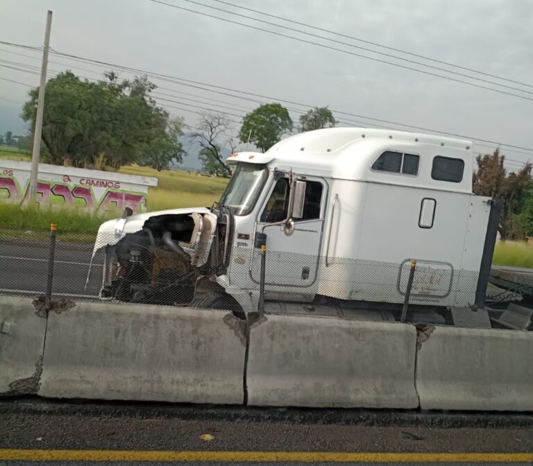 Presunto intento de asalto a tráiler provoca fuerte accidente en carretera Celaya-Cortazar
