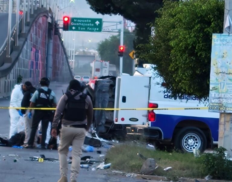 Persona muere tras volcar su vehículo e impactar contra muro de puente vehicular
