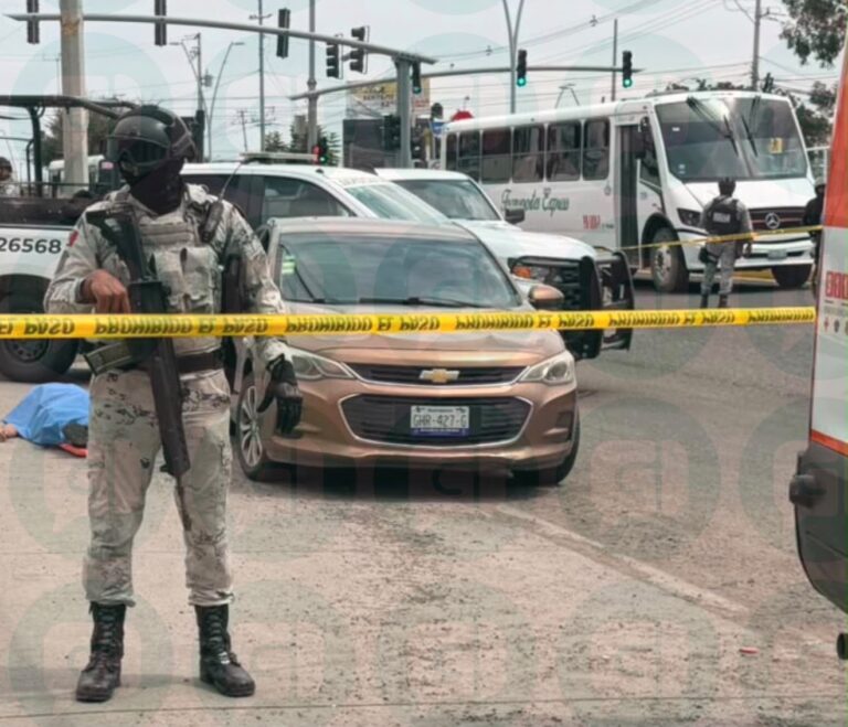 Automovilista muere por probable paro cardiaco en el cruce de Solidaridad y Calzada Los Arcos