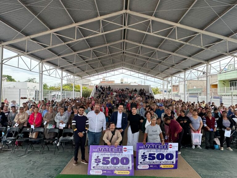 Entregan 500 vales de apoyo a adultos mayores en Apaseo el Grande