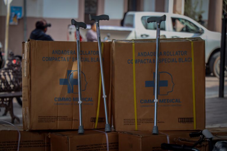 DIF de Apaseo el Grande entrega apoyos ortopédicos a personas adultas mayores