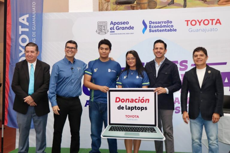 Toyota y Gobierno Municipal impulsan los sueños de jóvenes con 150 laptops