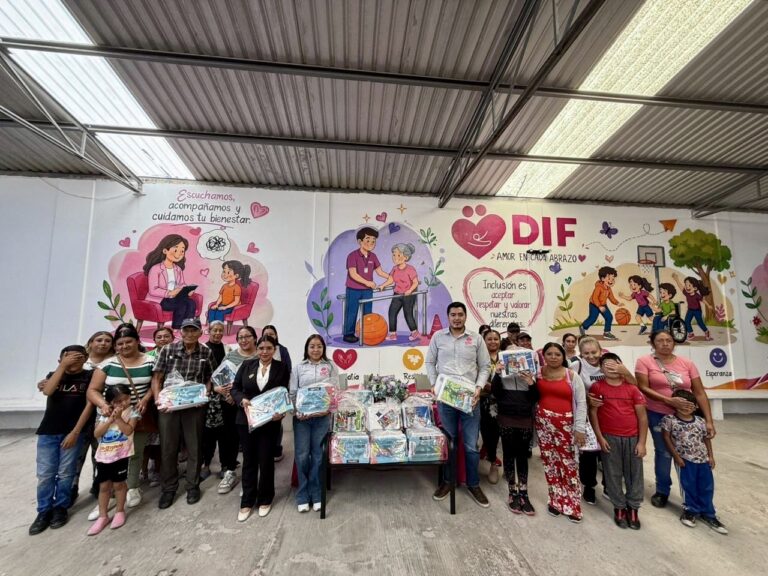 DIF CORTAZAR ENTREGA 30 PAQUETES DE ÚTILES ESCOLARES PARA APOYAR EL REGRESO A CLASES