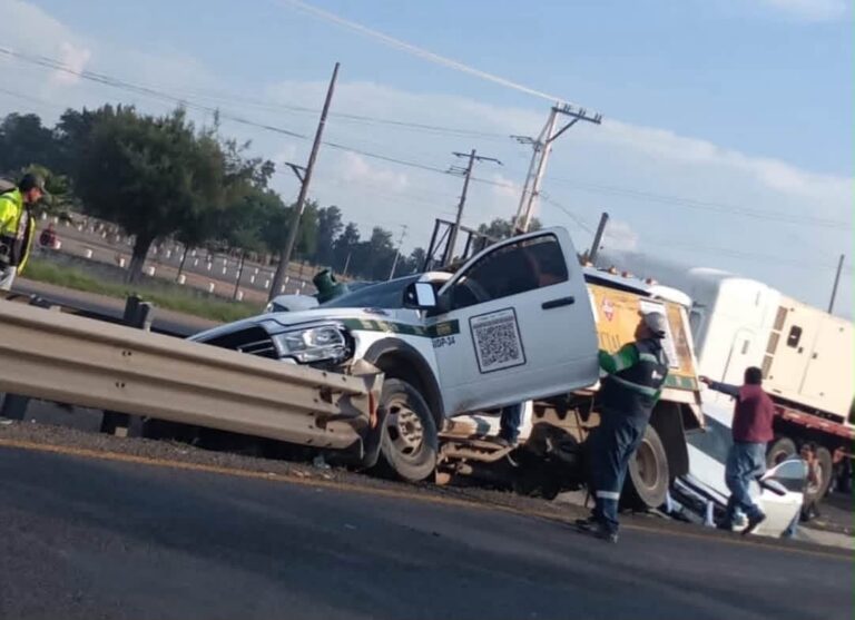 Aparatoso choque entre trailer, camioneta gasera y vehículo; deja un lesionado