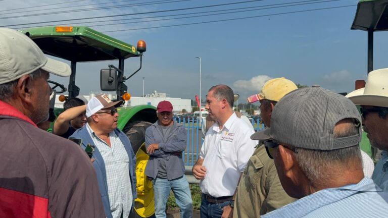 Delegado de Agricultura dialoga con campesinos movilizados en la carretera Irapuato-Abasolo