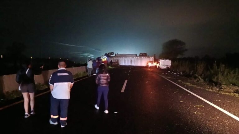 Accidente bloquea carretera Celaya-Salamanca