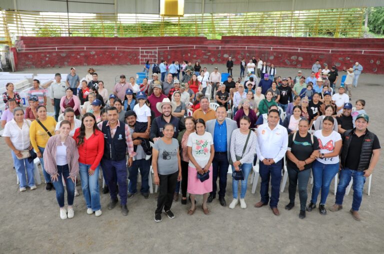 Impulsa Mauricio Estefanía el desarrollo del campo en Cortazar