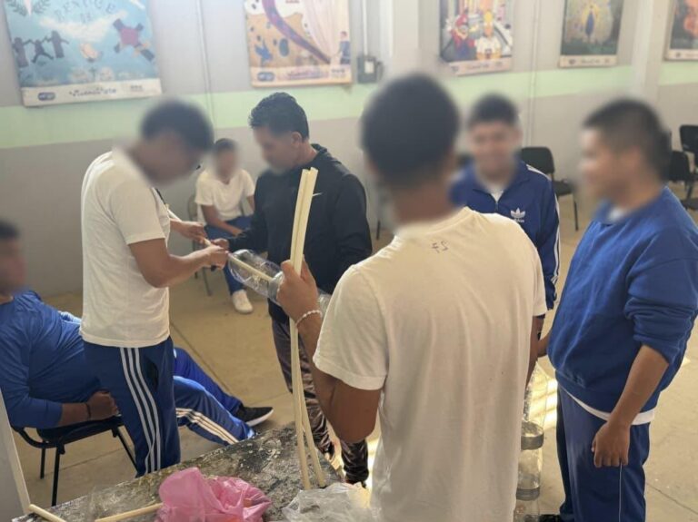 Adolescentes del Centro de Internamiento convierten materiales reciclables en calentadores solares